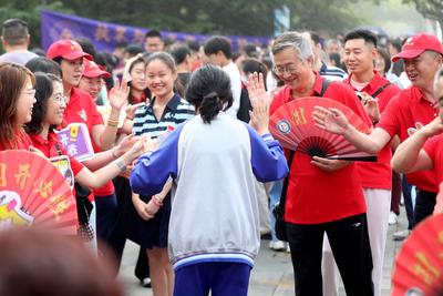 2026年青岛中考数学考试结束，考生普遍反映题目难度与平时练习相差不大