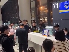 一女子带一只宠物蜜袋鼯上飞机致航班延误，已被上海警方行拘