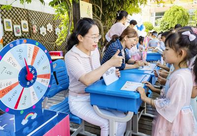 青岛重庆路第二小学开展“乐游百草园 趣味无‘纸’境”综合评价活动