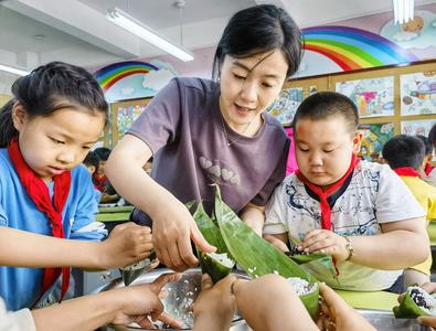 传承民俗文化，“粽”享亲子时光！青岛重庆路第三小学开展亲子包粽子活动