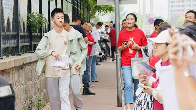 中考首日，老师家长暖心送考