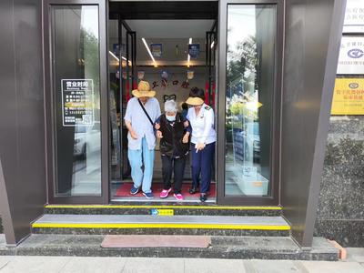 助老礼让、暖心服务……青岛街头，爱的“双向奔赴”让人感动