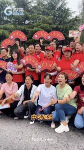 接祝福啦！中考场外，老师家长：祝孩子们时时事事顺心如意，一切都是最好的安排