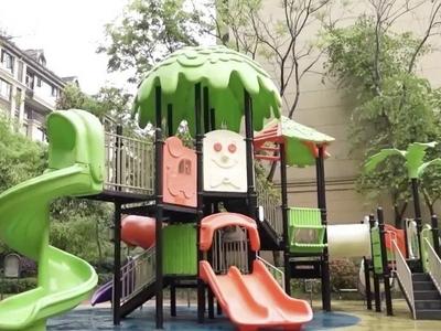 幼童玩滑梯逆行被踹跌落，谁应担责？