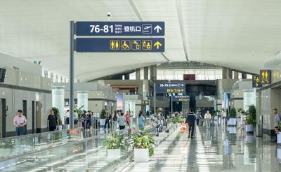 青岛机场口岸假期出入境客流约3万人次，一季度近八成外籍旅客享免签政策