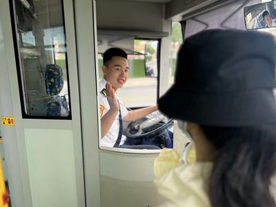 夏至日，青岛这位“00后”驾驶员带乘客“逃离”高温