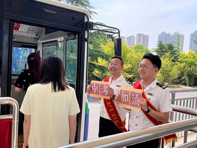 配备爱心文具、应急药品……明起中考，青岛公交车厢里这样暖心陪考