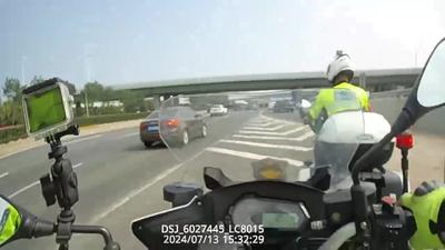 【视频】紧急！孕妇破羊水急需就医，青岛交警铁骑队员火速开道护送