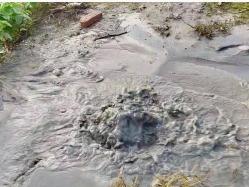 湖南华容县钱团间堤堤坝发生管涌，武警和民兵赶赴现场处置