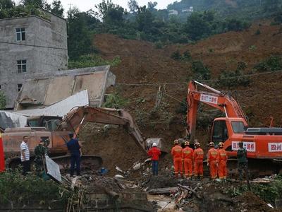 四川雅安汉源县山洪灾害发现8具遇难者遗体