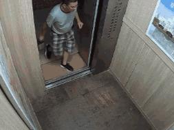 可怕瞬间！几秒钟电梯内爆燃，又是因为它……
