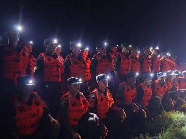 洞庭湖发生决堤险情，首批武警抵达现场