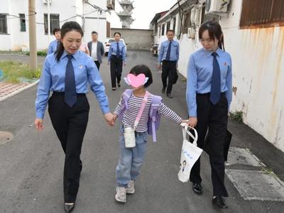 落实强制报告制度典型案例：女童被父亲虐待学校校长发现后报案