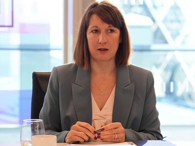 英国财政大臣：上届政府留下220亿英镑财政亏空