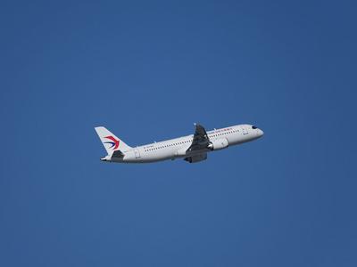 飞抵虹桥国际机场，第7架国产大飞机C919正式入列