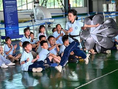 “月入1万元，不够孩子研学7天”？