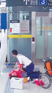 跪地抢救！3分钟，青岛地铁工作人员使用AED救回一条命