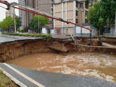 西安在建地铁发生涌水涌砂致路面塌陷，已转移群众800余名