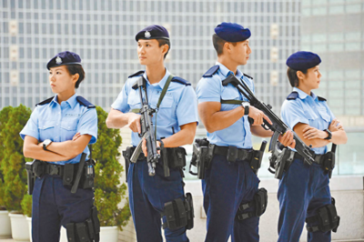 香港警察将改用国产手枪，25日首批完成训练警察将率先配备