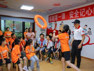 心肺复苏、防溺水……社区联手志愿者给孩子们送来暑假安全大礼包