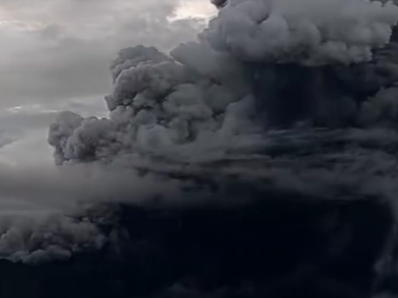 灰柱高4500米！日本客机拍下樱岛火山喷发瞬间