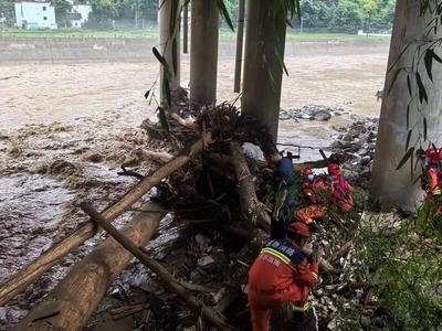 应急管理部调度指导陕西商洛柞水县高速公路桥垮塌救援处置