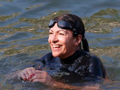多次“爽约”后，巴黎市长终于跳入塞纳河