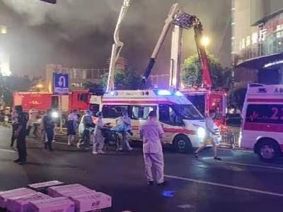 四川自贡市一百货大楼起火，已救出30名被困人员