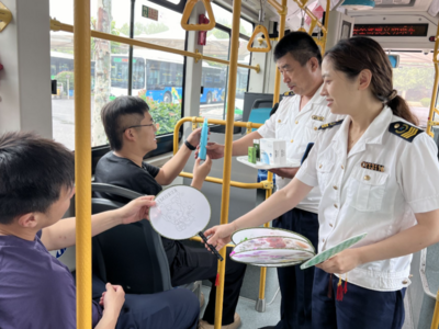 青岛公交车厢“上新”防暑用品，助力市民舒适出行