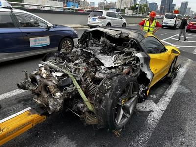 500多万法拉利自燃，烧得面目全非！车主回应：代驾疑全程挂一档高转速行驶