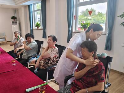 DIY养生茶饮、体验无烟艾灸理疗！李沧这家养老机构启动盛夏敬老行