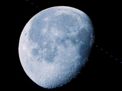 研究：月球表面下有洞穴或可供宇航员“栖身”