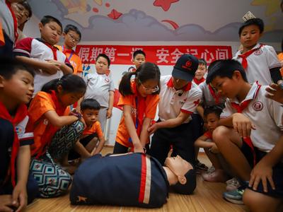 心肺复苏、防溺水……社区联手志愿者给孩子们送来暑假安全大礼包