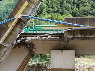 陕西省商洛市一大桥塌方，武警紧急搜救