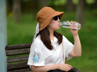 长期自己烧水喝和经常买桶装水喝的人，谁更健康？