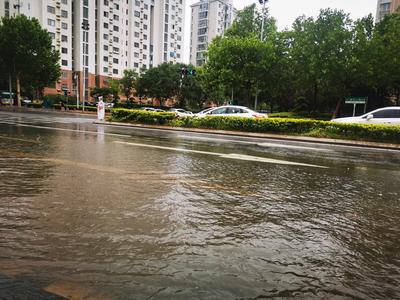 大雨来袭！青岛多地发布暴雨预警信号，出门注意慢行