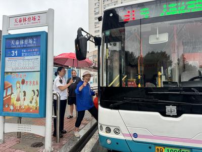 乘客点赞！下雨天，青岛公交车进出站有讲究