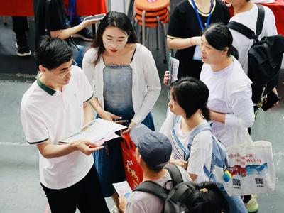 专科层次录取即将开始！专家提醒：专科志愿“上冲下探”幅度可适当增大