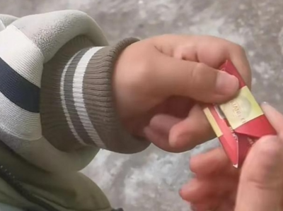 小学生垃圾桶里找烟盒干啥？记者调查“烟卡”游戏问题