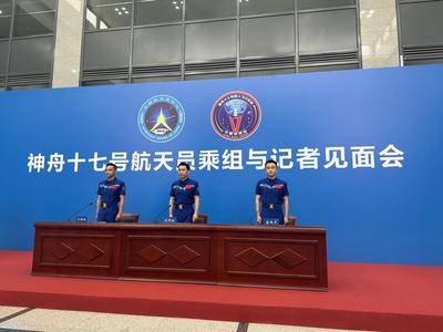 神舟十七号乘组太空归来后正式亮相