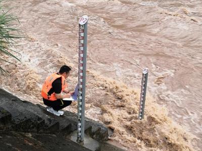 重庆12区县遭遇大暴雨，29条河流出现超警戒水位洪水