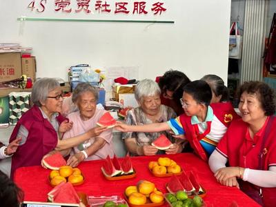 金门路民政服务站联合4S志愿服务队开展七月份独居老人爱心陪伴活动