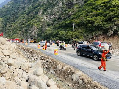 四川康定被泥石流阻断的318国道今日上午恢复通车