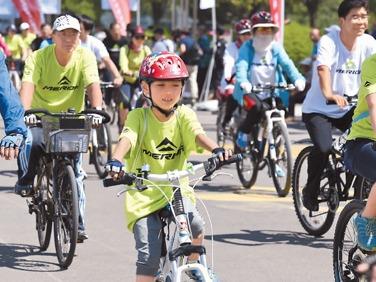 “青少年骑行热”乱象调查：儿童骑行上路，车比人大隐患重重