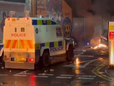 英国爆发13年来最大规模骚乱，警方称428人被拘留
