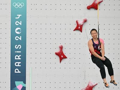 邓丽娟获得巴黎奥运会运动攀岩女子速度赛银牌