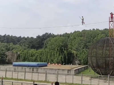 演员突然从高空坠落！表演紧急暂停