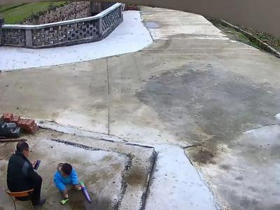 心痛！爷爷沉迷刷手机，3岁孙子独自去河边溺水身亡