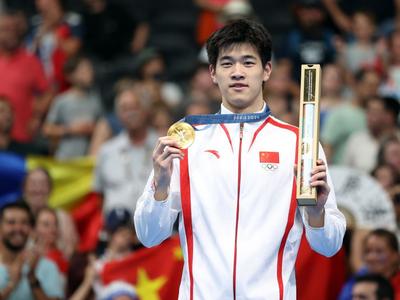 潘展乐破世界纪录夺冠，中国泳军迎首金