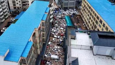 陕西志丹县遭遇大暴雨，多辆汽车被冲走